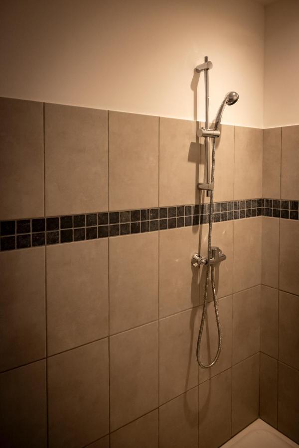 Superbe Appartement Avec Patio Nimes Luaran gambar